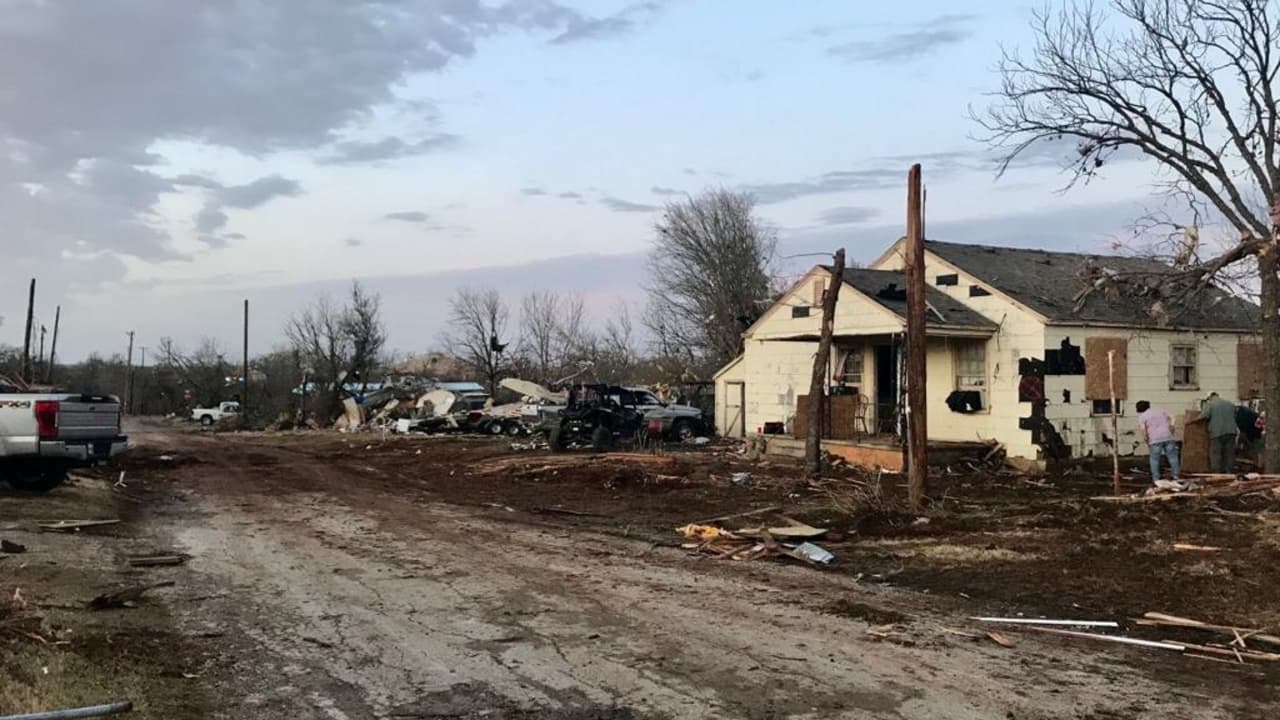 En
<b> Jacksboro hay entre 50 y 80 viviendas</b> dañadas por el paso de un posible tornado, mencionaron las autoridades.