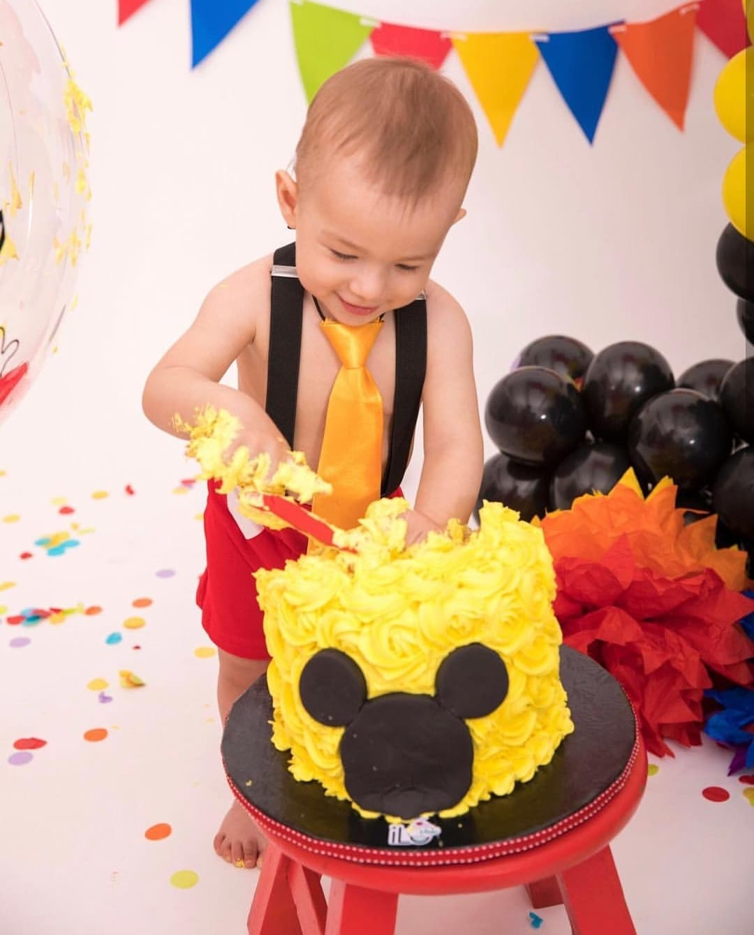 Tal parece que Liam resultó igual de divertido y travieso que Alan Tacher. Aquí lo vemos degustando el pastel en una preciosa escenografía con temática de Mickey Mouse.
<br>