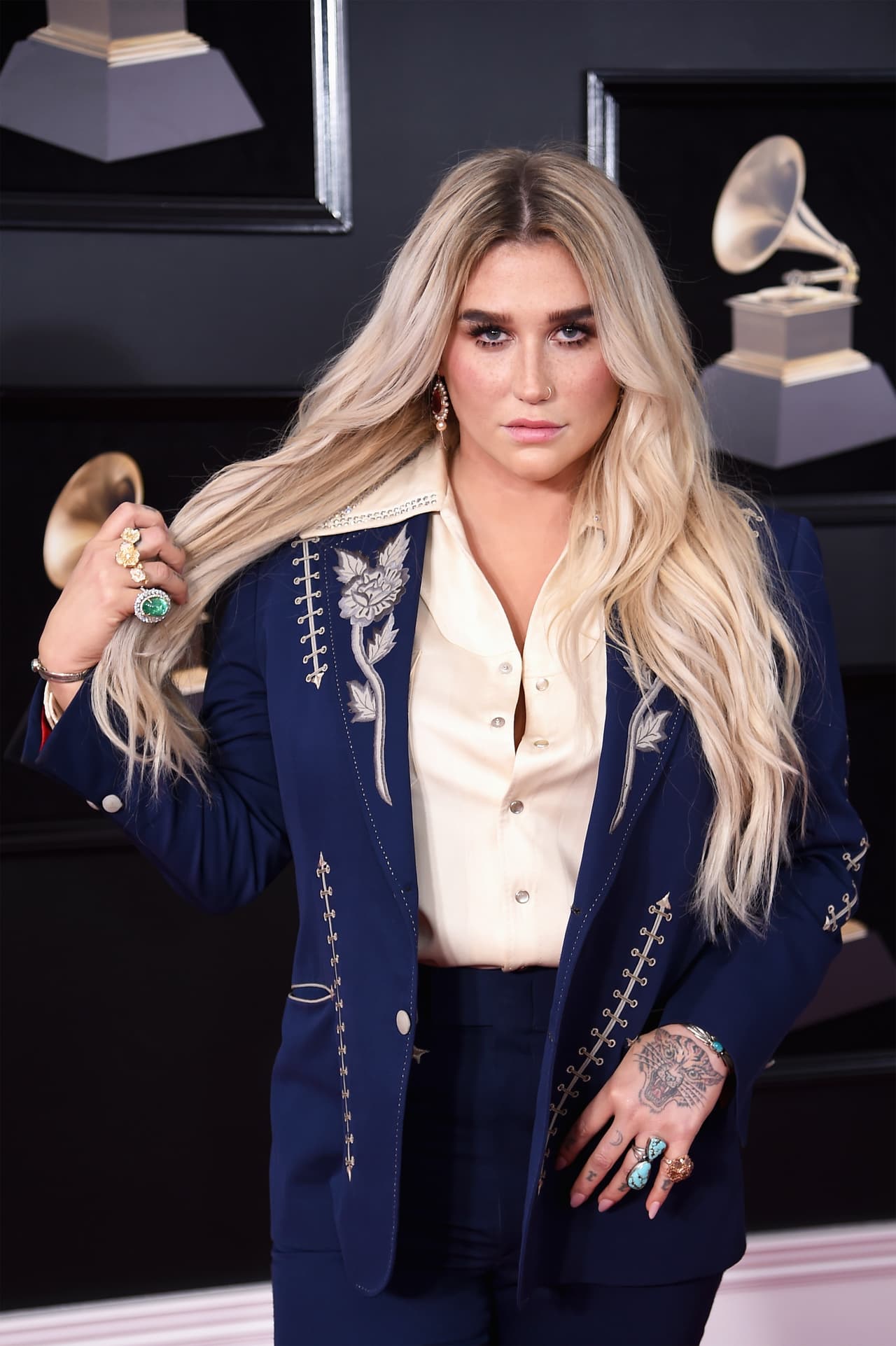 La propia Kesha posó así para mostrar el diseño de rosa blanca que tenía bordado su traje sastre con el que la cantante brinda su apoyo a 'Time's Up'.