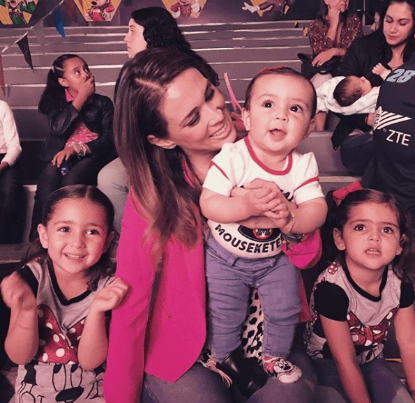 "¡Feliz Día de la Madre! Por favor, consientan mucho a todas esas mamás chulas, lindas, preciosas. Gracias Dios por el mejor regalo de la vida... ¡Ser mamá!", publicó la actriz para celebrar el 10 de mayo.