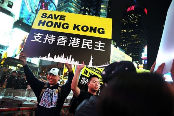 Al grito de "Hong Kong, permanece fuerte" cerca de 350 personas se congregaron el miércoles en Times Square en Nueva York.