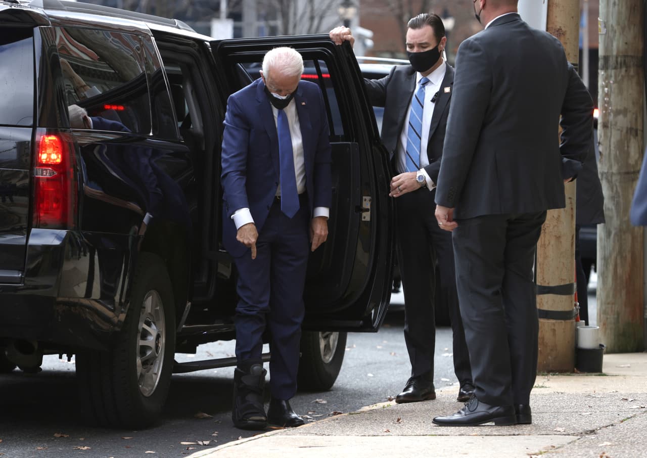 El presidente electo, Joe Biden, al llegar al Queen Theater para presentar a su equipo económico.