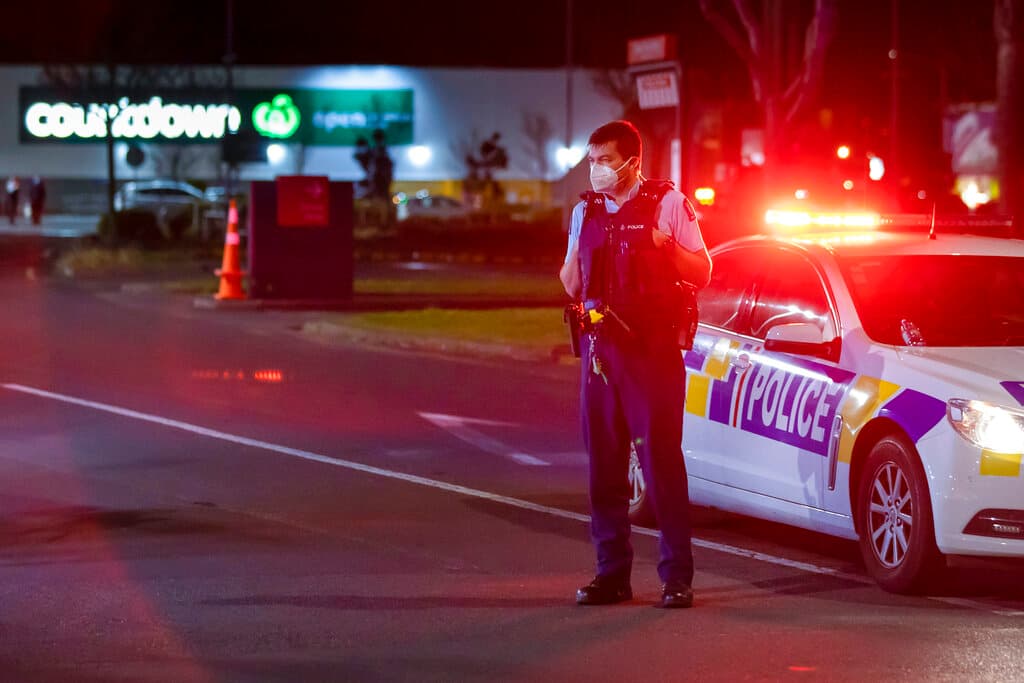 La policía de Auckland, en Nueva Zelanda, abatió a un hombre este viernes después de que el individuo apuñalara a seis personas en un supermercado.