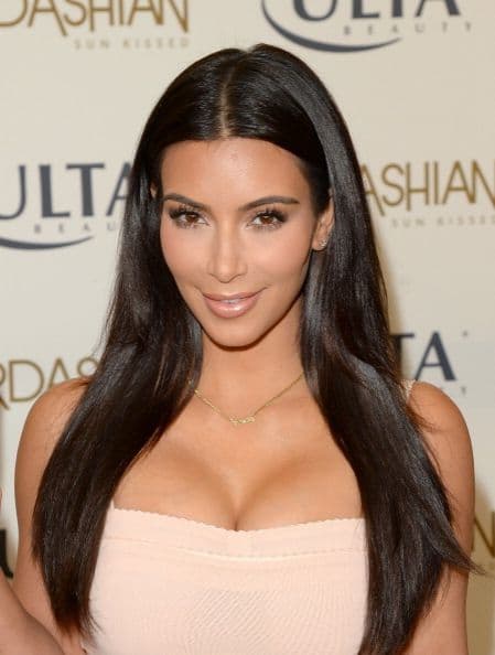 Las modas que luce Kim Kardashian siempre son tema de conversación entre los ‘fashionistas’. Y nos es para menos, ya que a Kim le encanta lucir sus curvas en confecciones ceñidas al cuerpo y escotes que dejan muy poco a la imaginación. Aquí recorremos los ‘looks’ donde Kim K ha presumido su tremenda “pechonalidad”. ¿Quieres ver más? las mejores del mundo del entretenimiento aquí