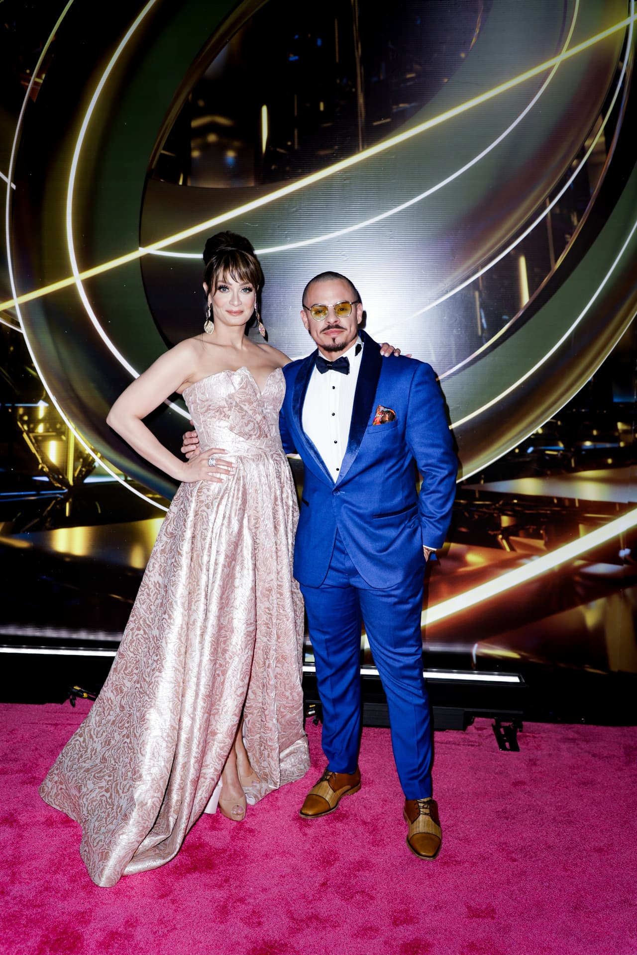 Dayanara y Casper coincidieron en la alfombra y posaron juntos previo a la gala.