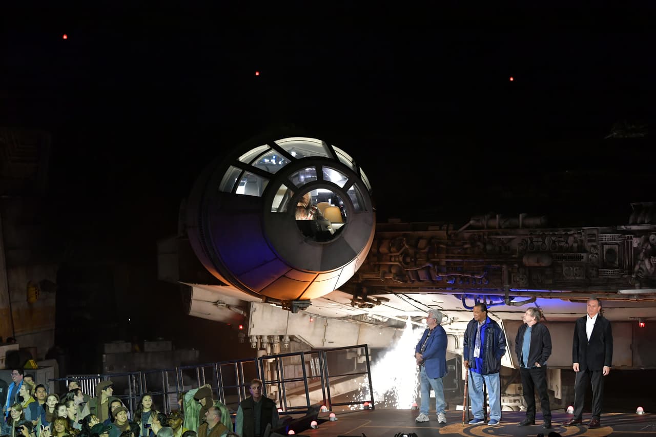 Una de las atracciones principales, como era de esperarse, es el 'Halcón Milenario', la cual fue construida a tamaño real y en la que caben seis personas.