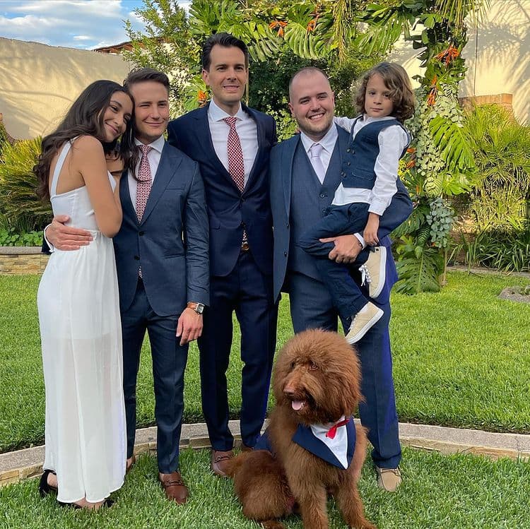 Poco más de un mes después de ese gran día para los Strickler, el artista tiene aún un pendiente con su hijo. 
<br>