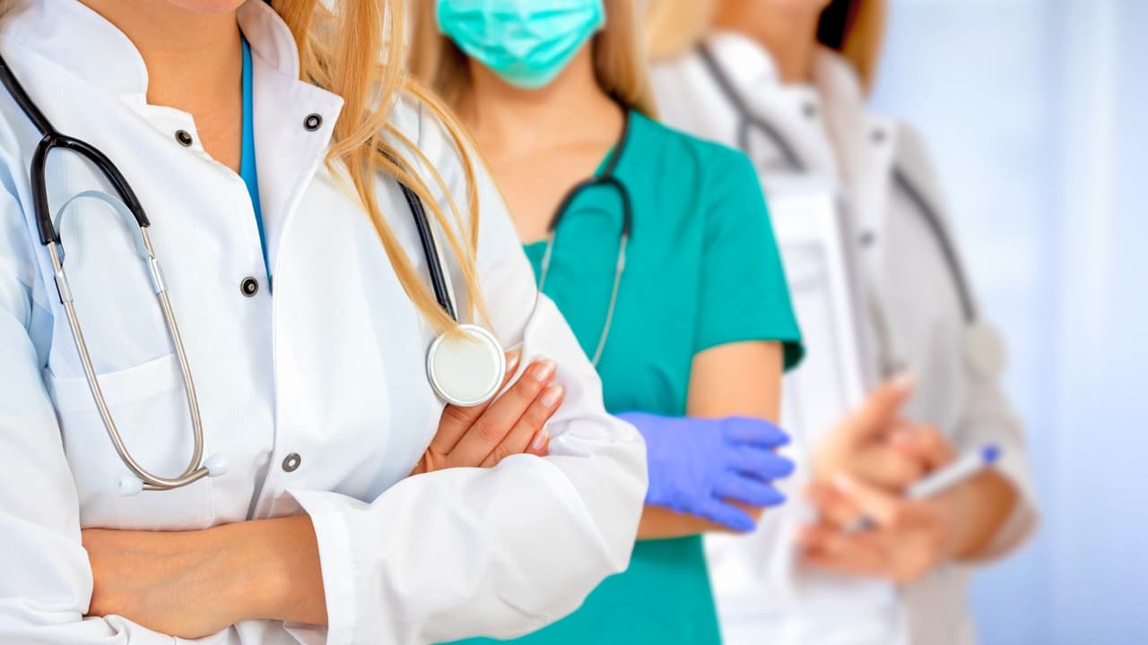 Médicos extranjeros podrán ejercer en Texas sin repetir la residencia: lo que debes saber sobre la nueva ley