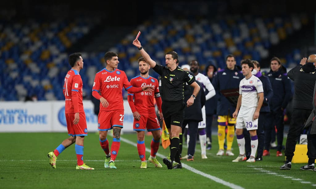 Napoli cae 5-2 ante la Fiorentina en tiempos extra y con 9 hombres, durante Octavos de Final y queda fuera de la Coppa Italia. Dries Mertens y Andrea Petagna fueron los que dieron goles a los locales, mientras que para la Fiore descontaron Vlahovic, Biraghi, Venuti, Piatek y Maleh. EL mexicano Hirving Lozano llevaba 20 minutos en cancha cuando propinó tremendo planchazo y salió expulsado.