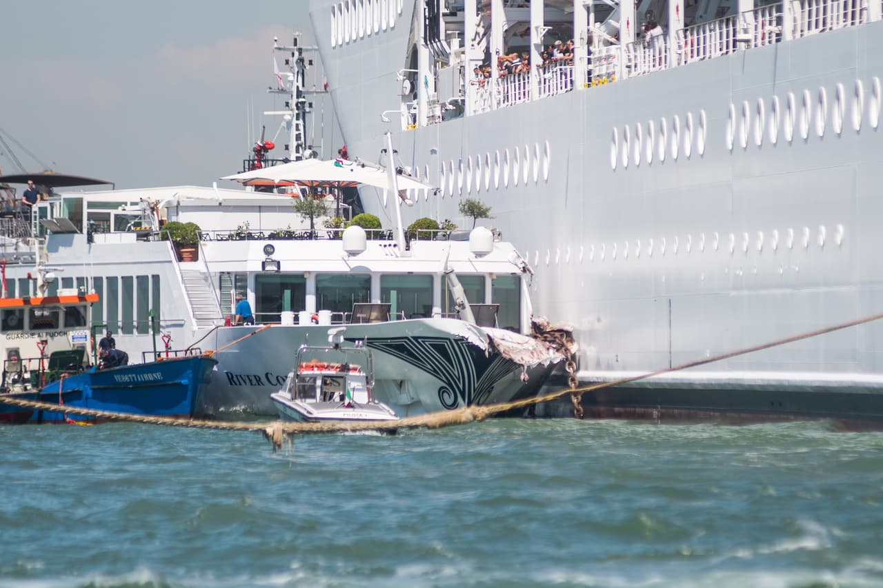 Un crucero pierde el control y choca contra un muelle y un barco turístico en Venecia