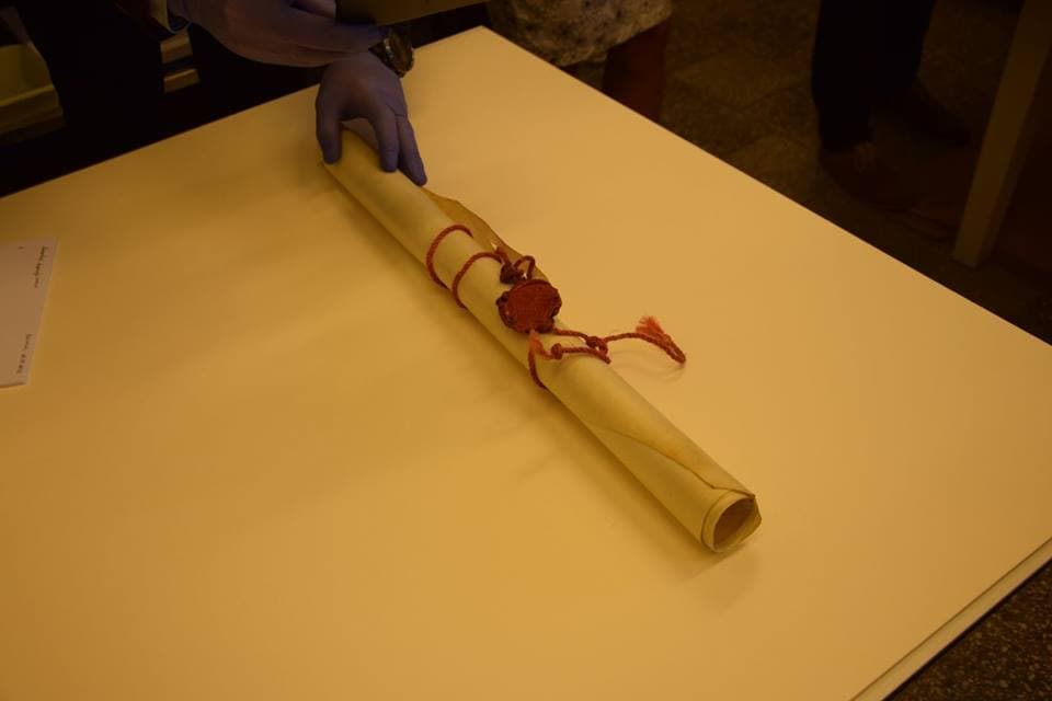 Además, encontraron un pergamino sellado con cera y dos copias de la obra 
<i>Mein Kampf (Mi Lucha)</i>, escrita por Adolf Hitler.