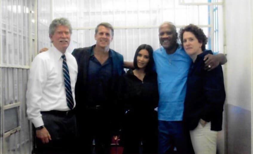La publicación de Kim Kardashian, que en esta foto aparece con el confinado y sus abogados, provocó el disgusto de 
<b>Mary Ann Hughes</b>, madre de Chris Hughes, una de las cuatro víctimas de Cooper.
