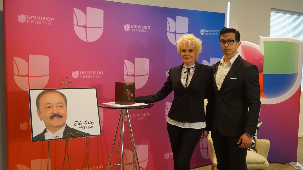 Junto a su hijo Alexander, Charytín llegó a los Estudios de Univision Puerto Rico para traer las cenizas de su adorado Elín.