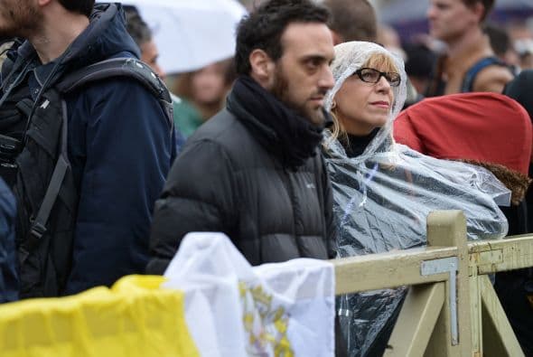 Si los purpurados no logran el consenso necesario, el humo negro emergerá de la chimenea sobre el techo de la Capilla Sixtina aproximadamente al mediodía y por la tarde, en torno a las 19:00 horas.