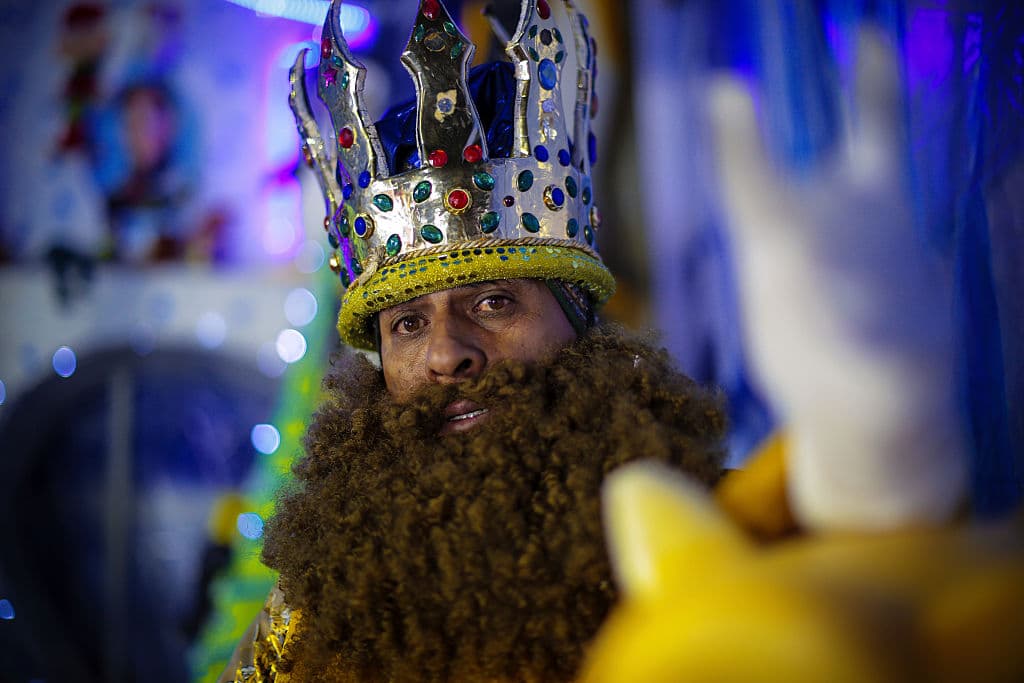 Pero en la Biblia no se menciona ni cuántos son, ni sus nombres, ni su lugar de origen. En Mateo solo dice que son “magos”, pero en realidad, la palabra en español de “magos” es una mala traducción de la palabra magi – que se refiere en plural a los sacerdotes o seguidores del zoroastrismo, una religión persa fundada por el profeta Zorastro.