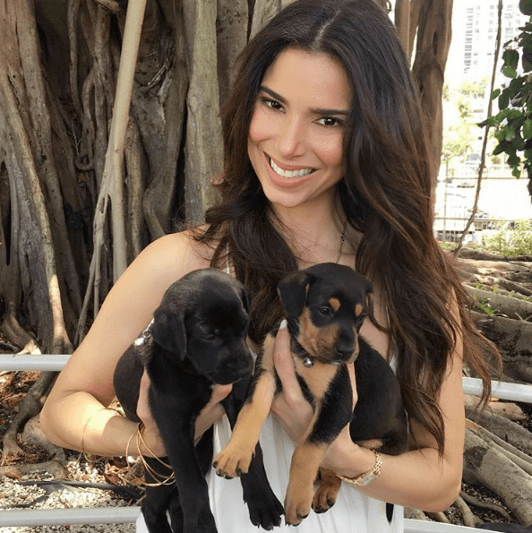 Roselyn será la conductora de Latin GRAMMY el próximo 17 de noviembre en Las Vegas, es por eso que queremos que conozcas cómo es que está encantada con la moda pero en un sentido muy clásico y natural.