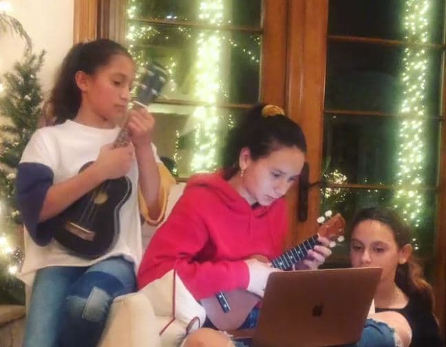 En dicha entrevista, la también empresaria resaltó: "Todas quieren algo (de mis accesorios)", sin embargo, no precisó detalles de cuál es la reacción de su hija Emme ante los comentarios de sus hermanastras.