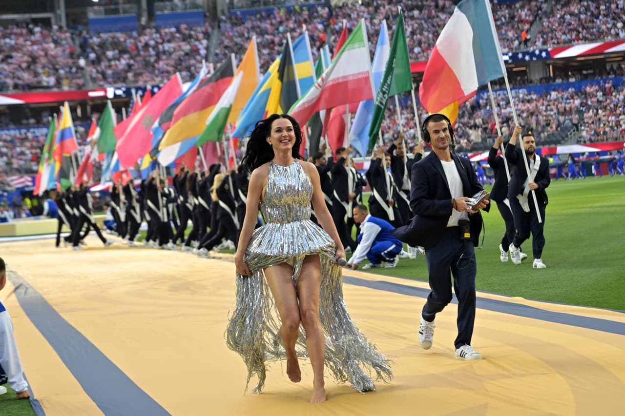 Katy Perry abandona el escenario tras actuar antes del inicio del partido. (Foto AP/Jayne Kamin-Oncea)