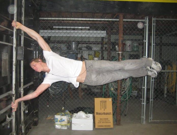 Actores como Kellan Lutz, Lauren Cohan y Laura Cayouette lamentaron el fallecimiento.