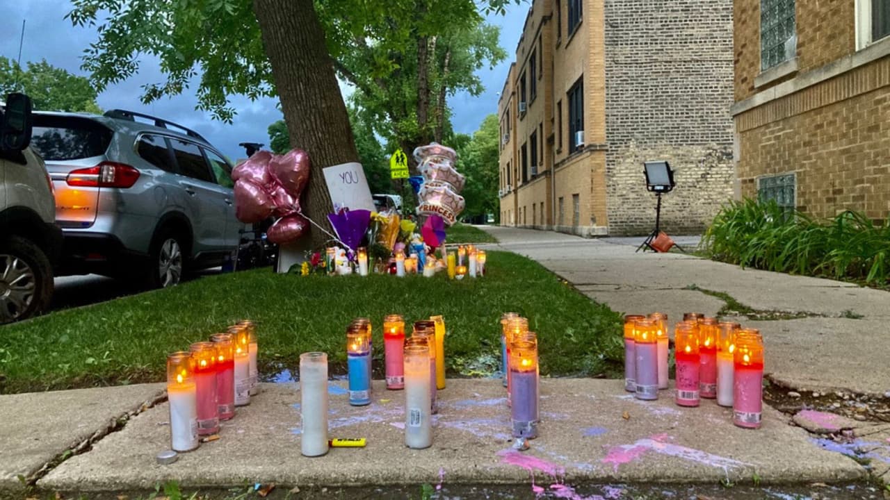 Con veladoras en la banqueta de la cuadra 3500 North Long Avenue, de Portage Park, vecinos oraron por la pequeña que murió de un balazo en la cabeza.