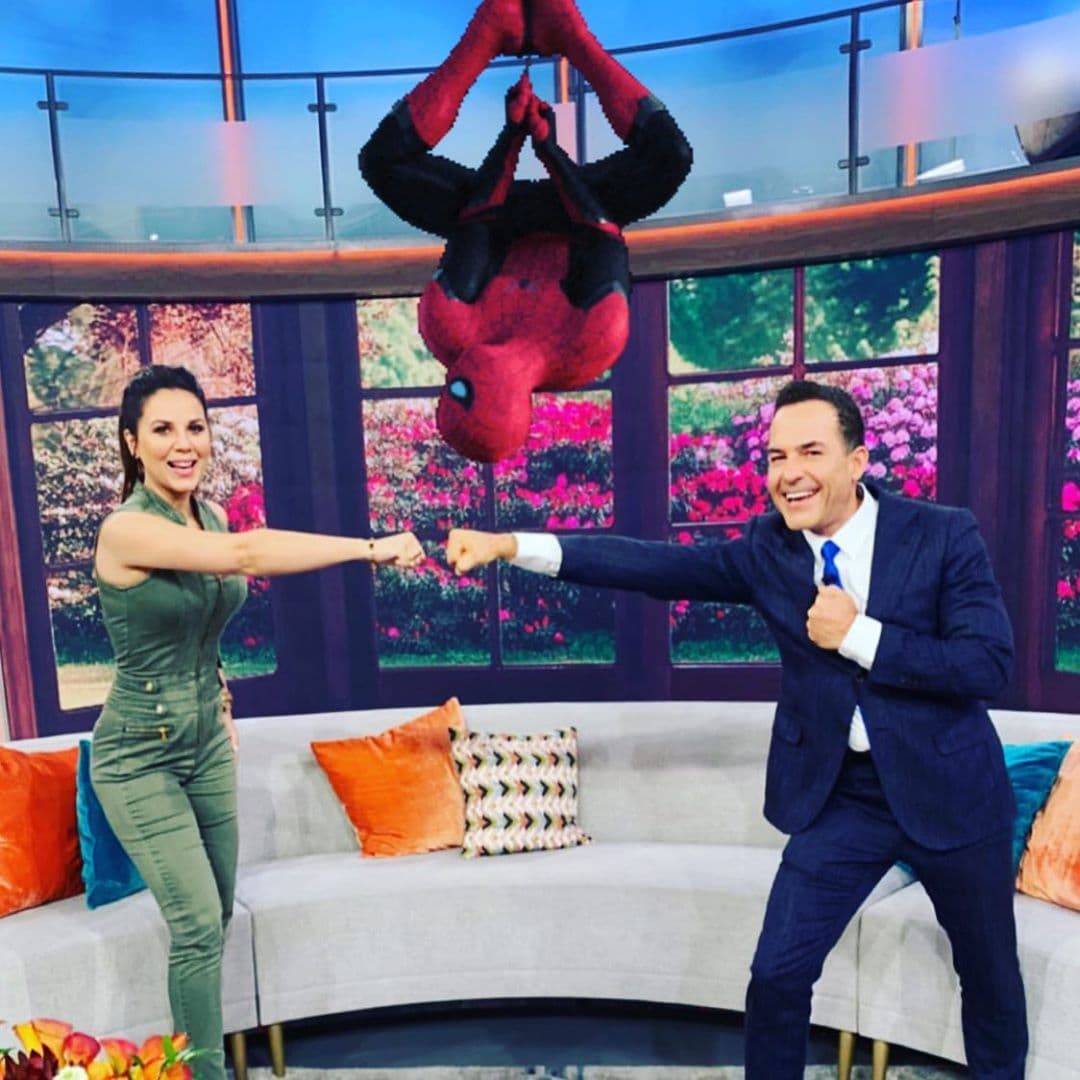 Aylen del Toro y Carlos Calderón se saludan como superhéroes, precisamente para respetar el distanciamiento físico. A Spiderman le gusta esto.