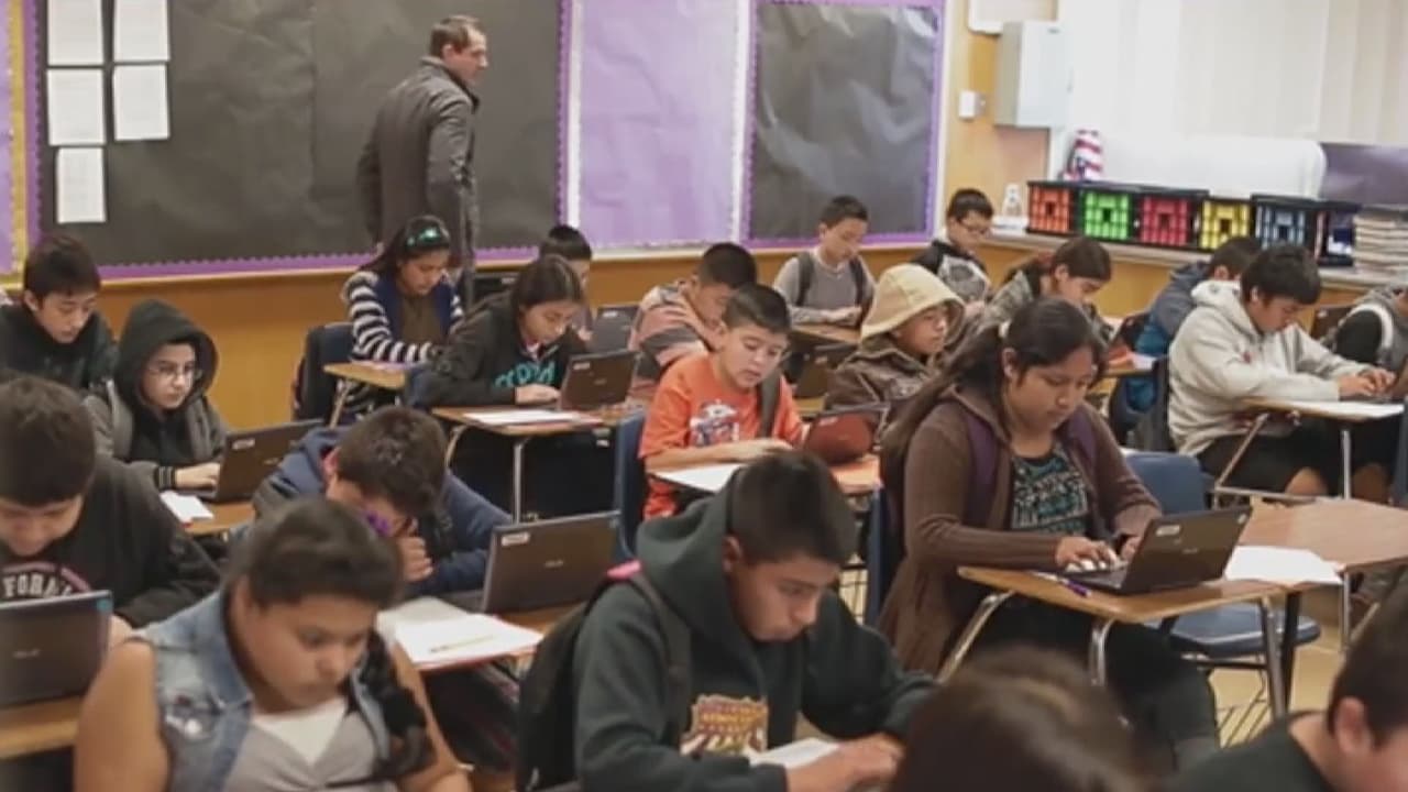 Escuelas de Fresno implementan medidas para mantener clases presenciales pese a covid-19