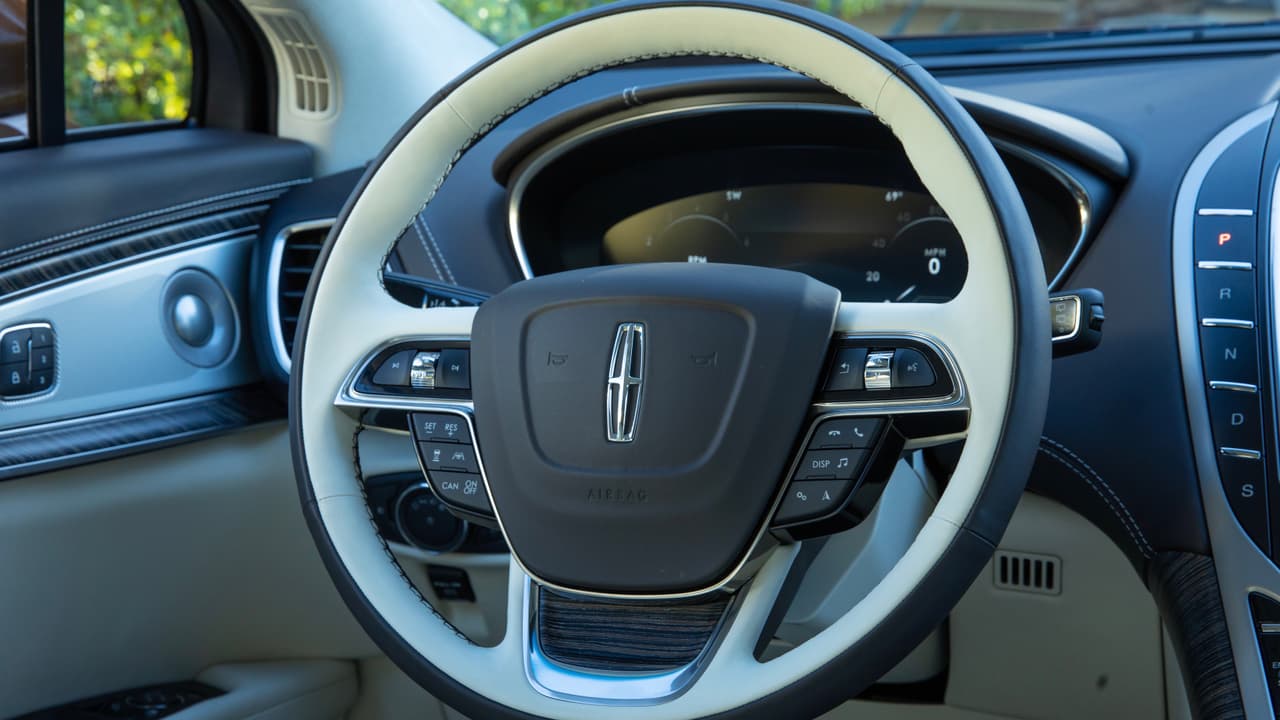 Un
<b>nuevo cuadro de instrumentos digitales</b> altamente configurables, con gráficos que replican los instrumento de la Lincoln Navigator es común para toda la línea Lincoln Nautilus 2019, que ahora usa el hermoso volante que debutó en el Continental en 2017.