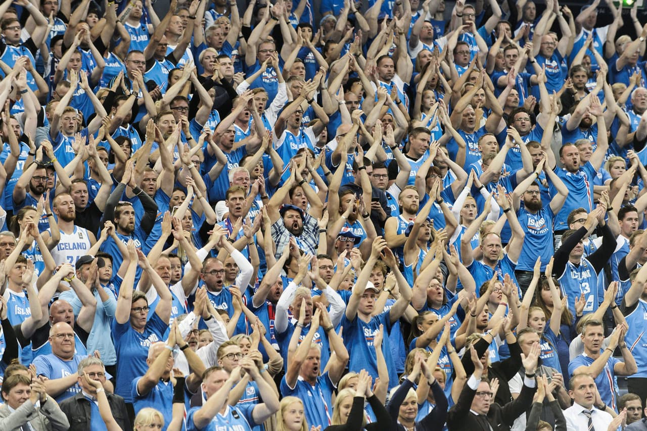 Ahora, una de las tradiciones entre público y deportistas es la de aplaudir al unísono como forma de sincronía, siempre con las palmas en alto.
