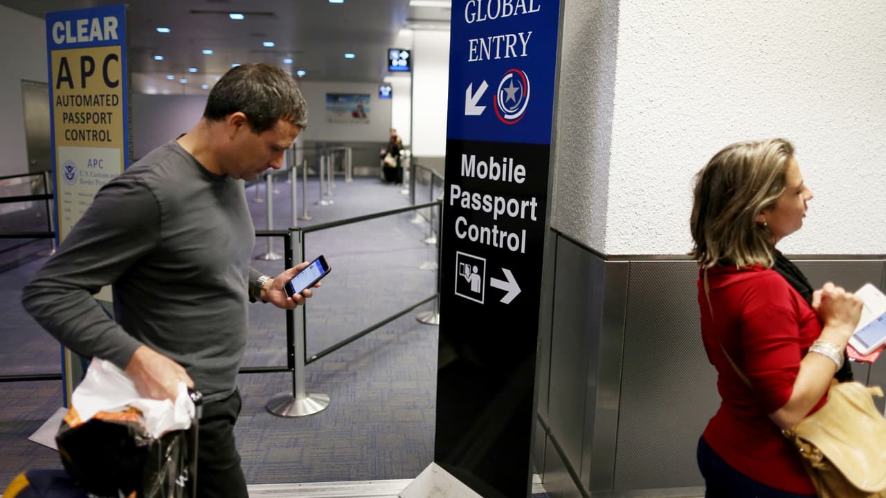 Agentes de inmigración hallaron una foto en su celular con compañeros de trabajo y lo deportaron: ¿Es esto legal? 