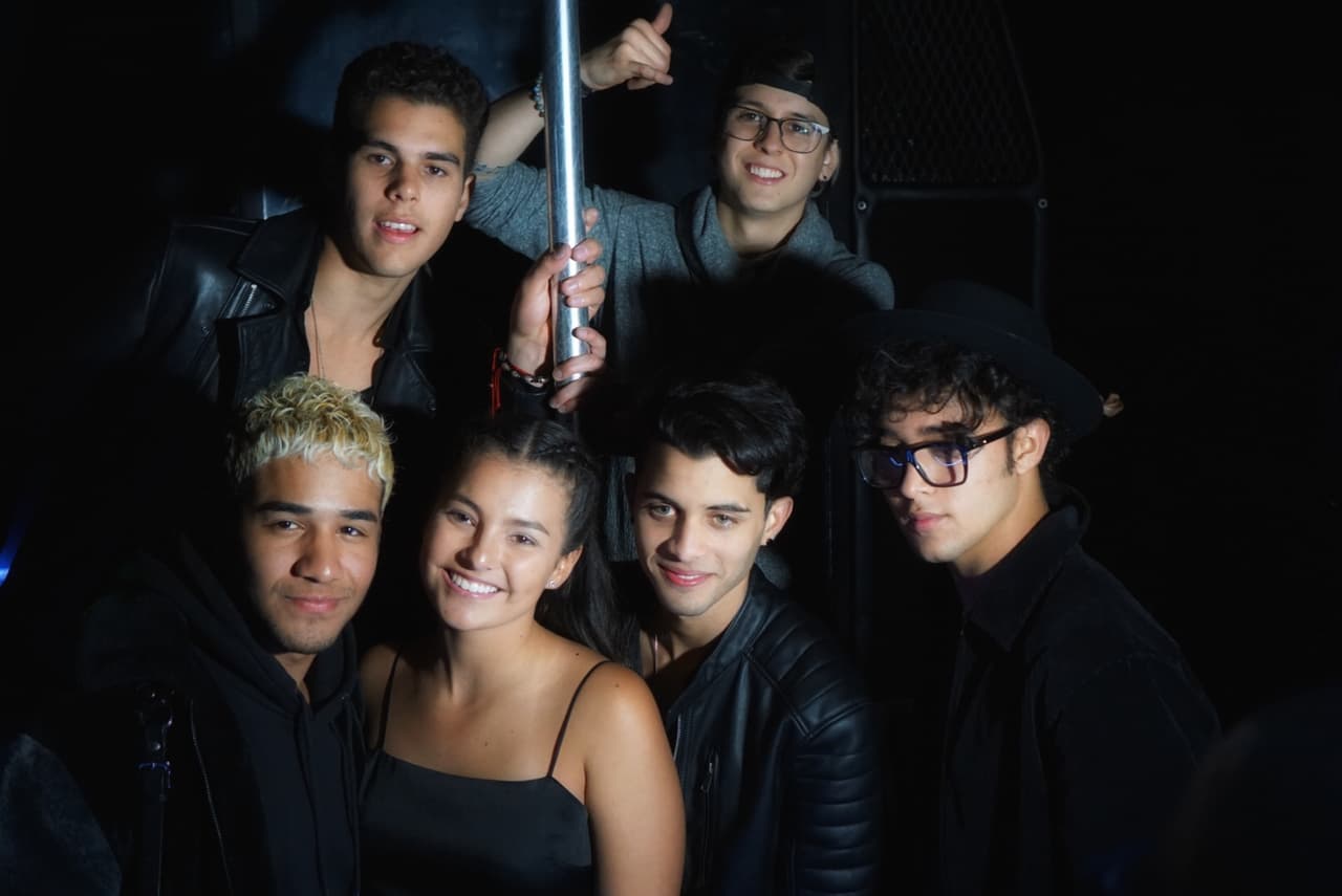 Zabdiel, Richard, Joel, Erick Brian y Christopher se tomaron fotos con las chicas que los esperaban con ansias.