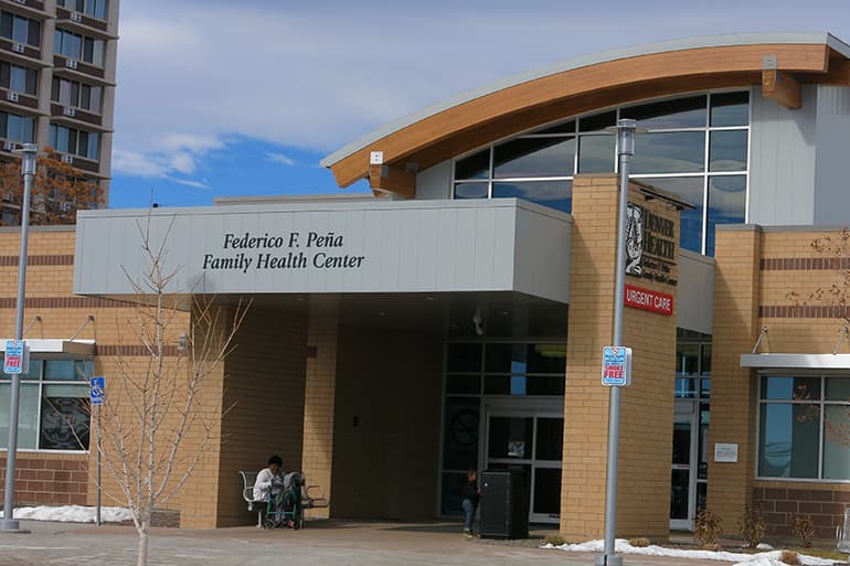 El Federico F. Peña Southwest Family Health Center en Denver es parte de Denver Health, el sistema de seguridad social que cuida a las personas de bajos ingresos en esa ciudad.