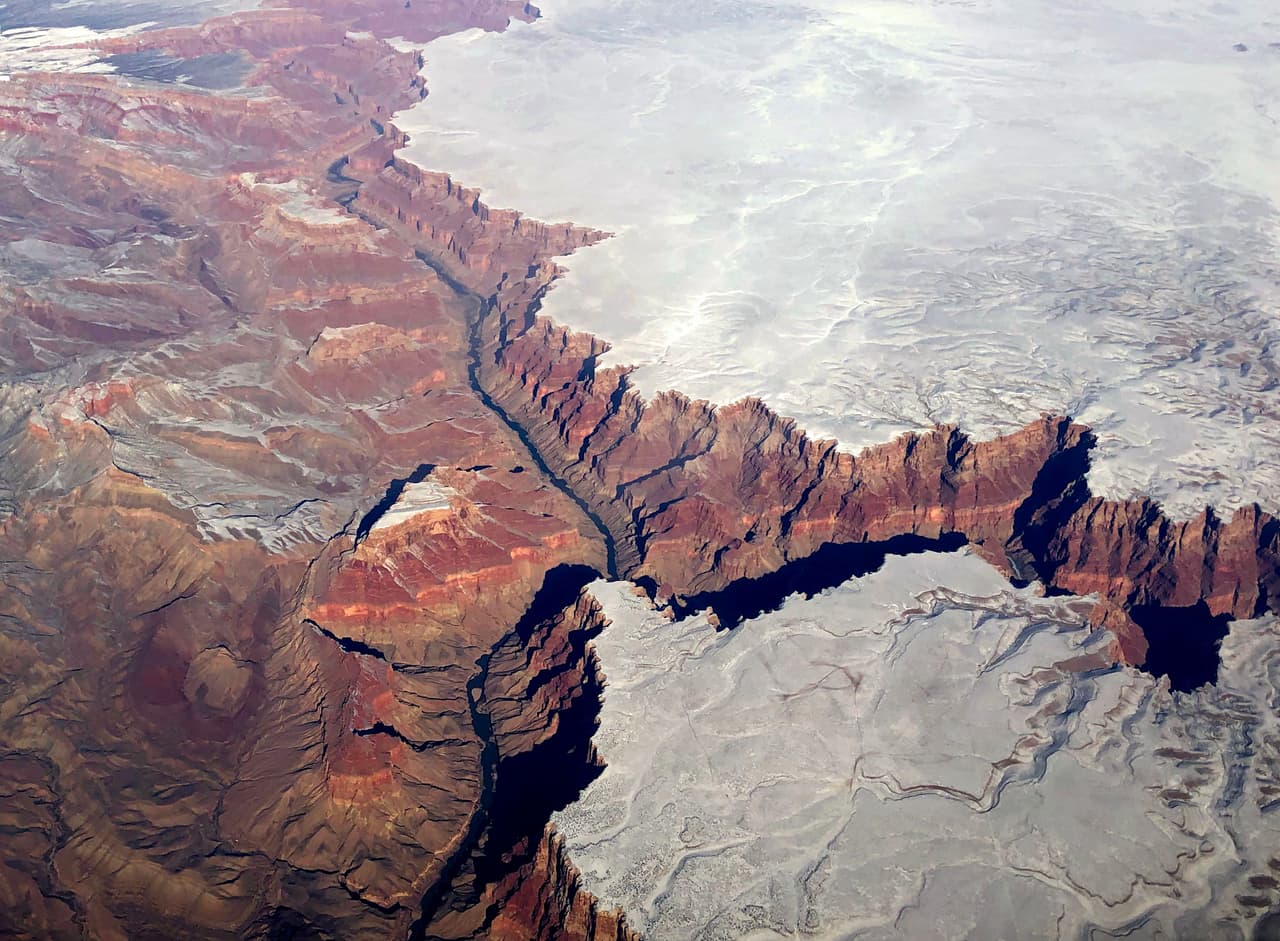 El Gran Cañón cubierto de nieve el 3 de enero de 2019. El pasado miércoles cayó nieve sobre los cactus del desierto en Arizona por la ola de frío que azota buena parte del suroeste de EEUU.