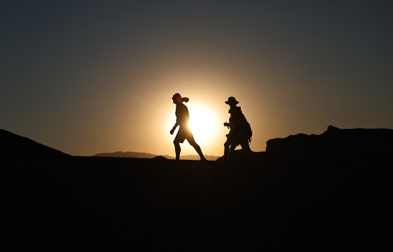 Los calambres musculares –en los deportistas– pueden ser un signo temprano de enfermedad relacionada con el calor, informan los CDC. En caso de presentarlos se deben suspender las actividades de manera inmediata. Si estos duran más de una hora, usted tiene problemas cardiacos o una dieta baja en sodio, debe buscar ayuda médica.