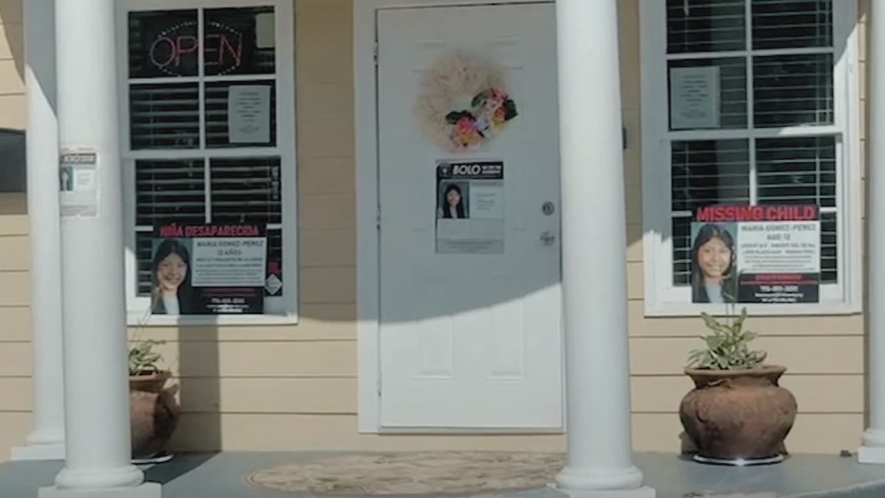 <h3 class="cms-H3-H3">30 de mayo de 2024</h3>
<br>
<br>La ciudad de Gainesville se llena de cartelones con la cara de María Gómez-Pérez. La búsqueda se intensifica y agentes de la Oficina del Alguacil del Condado Hall comienzan a entrevistar a los familiares. 
<b>“Todos los teléfonos se los llevaron. </b>No sé qué van a hacer con ellos. Los compañeros que están aquí, todos sus teléfonos se los llevaron. Todos los teléfonos que usamos aquí, todos”, dijo a Andrés Gómez, papá de la menor, en ese entonces.
<br>