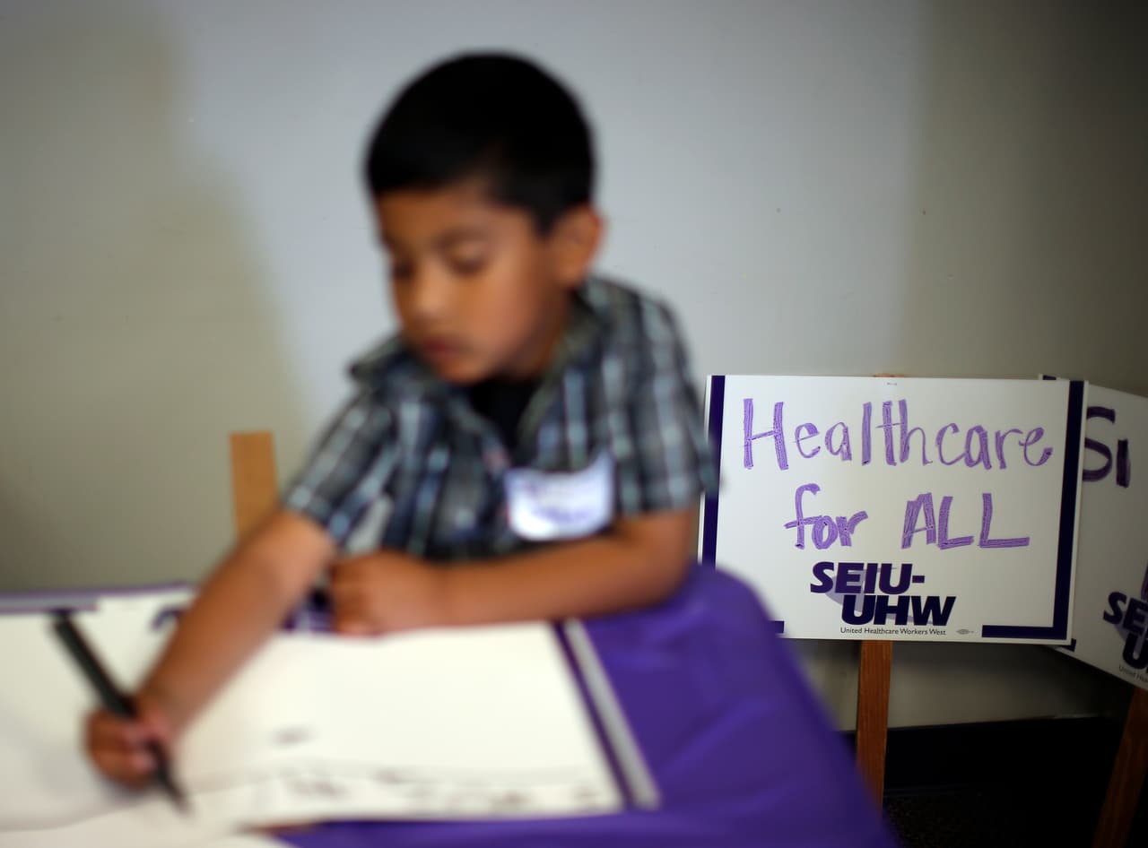 Aproximadamente un tercio de los estadounidenses tienen algún tipo de cobertura médica pública. La mitad de la población dispone de seguros de salud a través de sus empleos o del mercado privado.