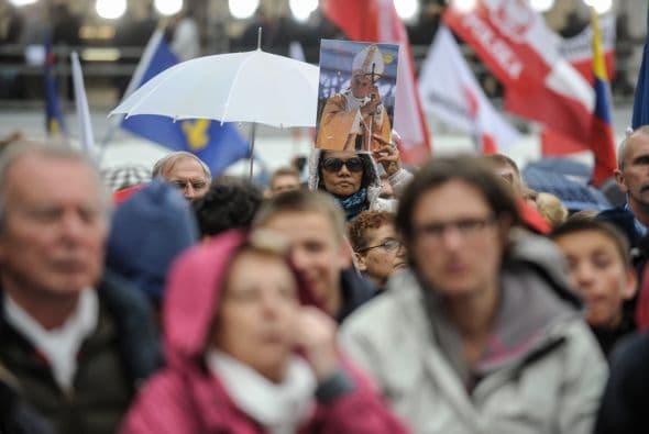 Cuando comenzó la ceremonia, la Via della Conciliazione, la principal avenida que lleva a la plaza, las calles cercanas y los puentes que cruzan el río Tíber estaban abarrotados.