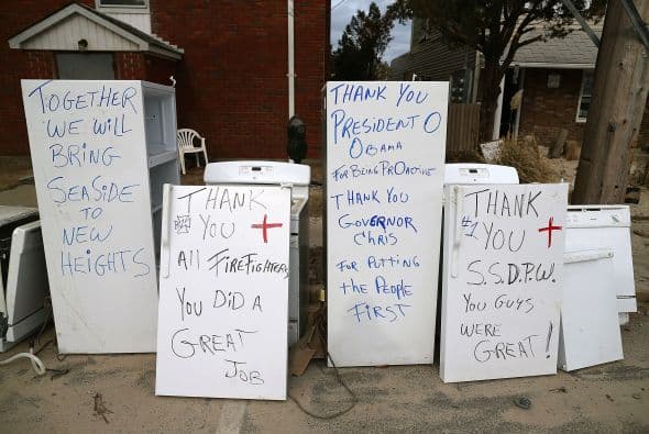 Muchos bienes se dañaron, entre ellos los enseres domésticos. En estos refrigeradores que resultaron dañados por el huracán pueden verse mensajes de agradecimiento al presidente y demás autoridades y personas que ayudaron ante este fenómeno natural.