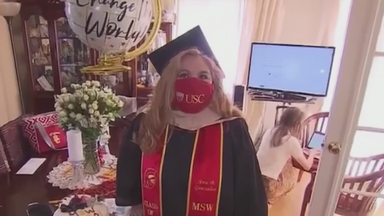 Hispana de 59 años cumple sueño de graduarse con una maestría de la Universidad del Sur de California