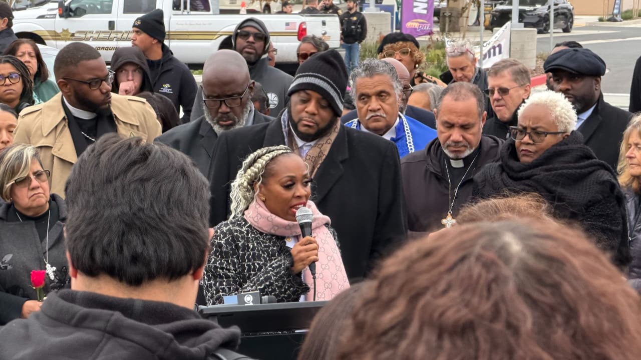 La comunidad de
<b>Stockton</b> se reunió este domingo en una emotiva vigilia para recordar a las
<b>cuatro víctimas del tiroteo masivo </b>ocurrido un día antes durante una fiesta familiar y pedir un alto a la violencia.
<br>
<br>Líderes religiosos, activistas y residentes llegaron al estacionamiento de un centro comercial en la calle Thornton para ofrecer
<b> oraciones, apoyo y solidaridad</b> a las familias afectadas.