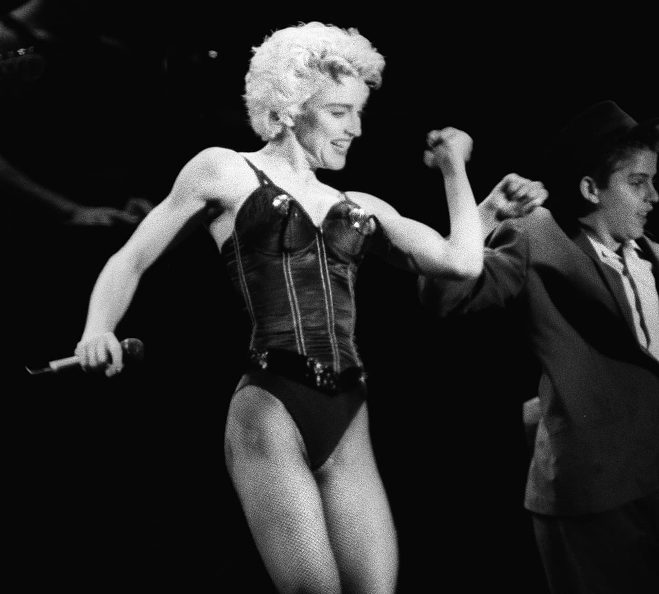 Tres años antes de que Madonna empezara su emblemático
<i>Blond Ambition Tour</i> que marcaría toda la década de los 90, ya osaba salir a los escenarios vestidas con un simple cosrsé. Este de copa triangular, diseñado por el francés Jean Paul Gaultier sería la primera en la historia de la moda que debutaría como ropa exterior. ¿Escandalizó la moral? por supuesto.