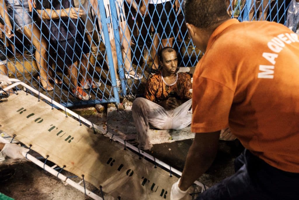El accidente de una carroza de una escuela de samba, que causó seis heridos, empañó el estreno del carnaval de Río de Janeiro, pero no impidió que el mayor espectáculo del mundo a cielo abierto siguiera adelante en el popular Sambódromo, abarrotado con más de 72,000 asistentes.