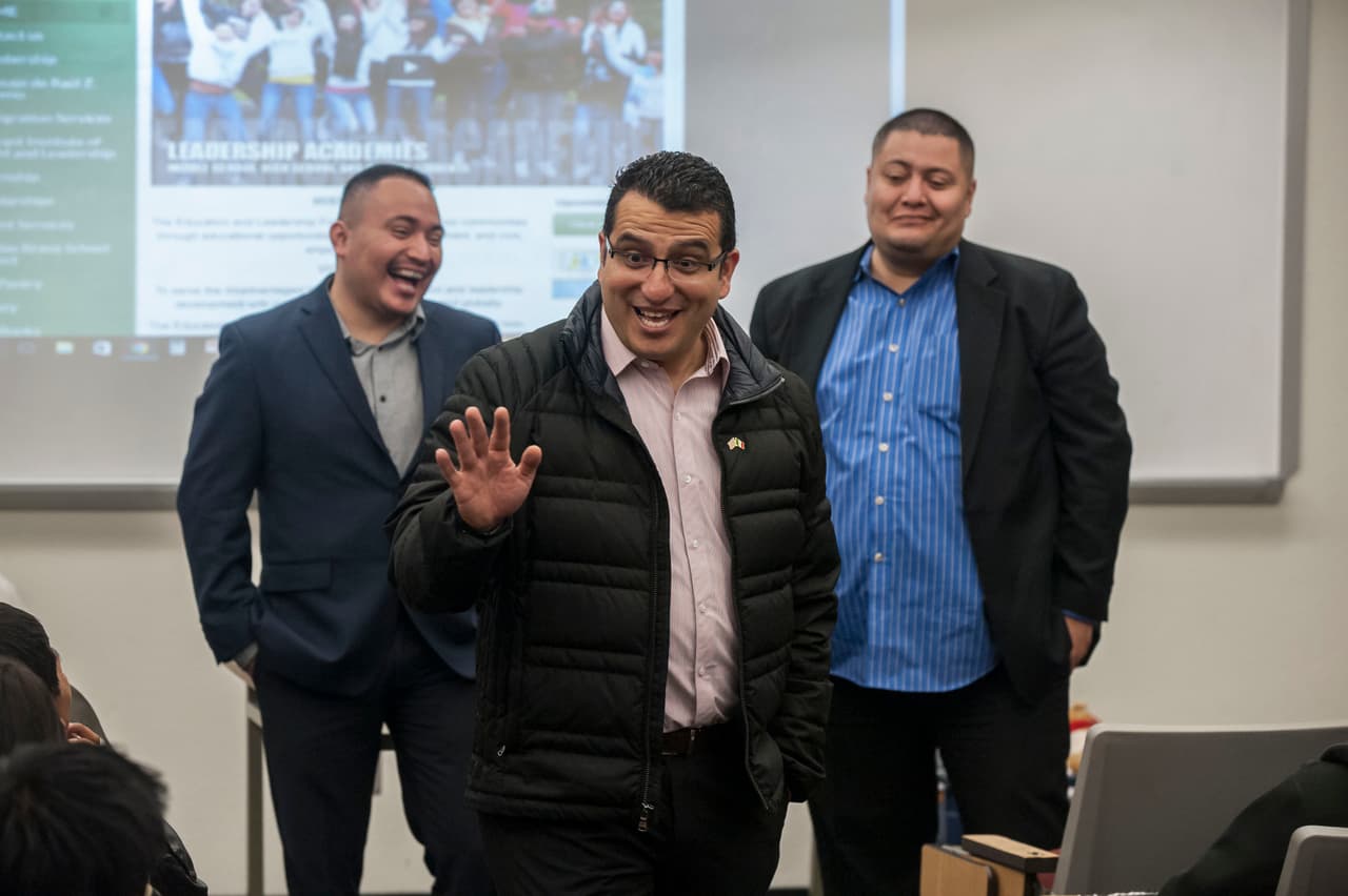 Ocho colegios y universidades ayudaron a estudiantes y sus familias llenar las solicitudes de FAFSA.