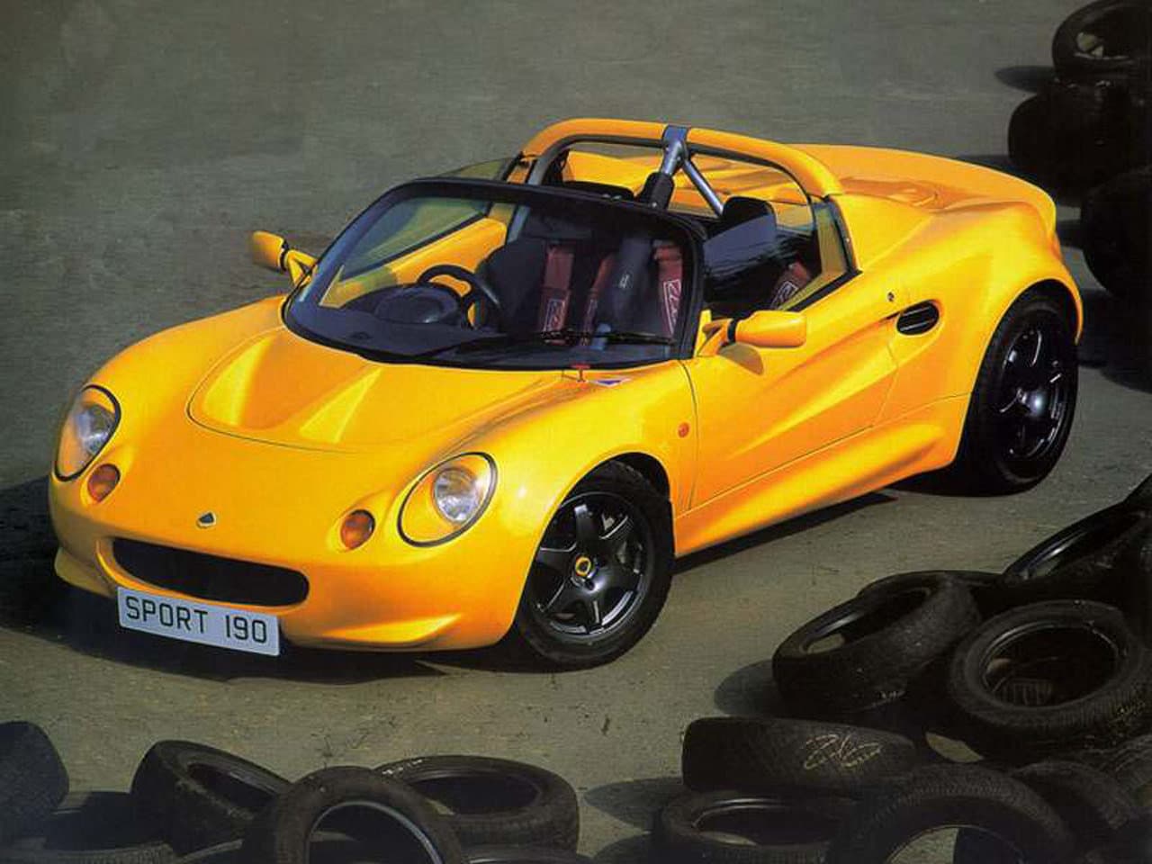 <b><u>Lotus Elise S1 (1996-2001)</u></b>
<br>Debuto en septiembre de 1995 durante el autoshow de Frankfurt como el carro deportivo más avanzado. Nombrado usando el nombre de la nieta de Romano Artioli (chairman de Lotus). 
<br>