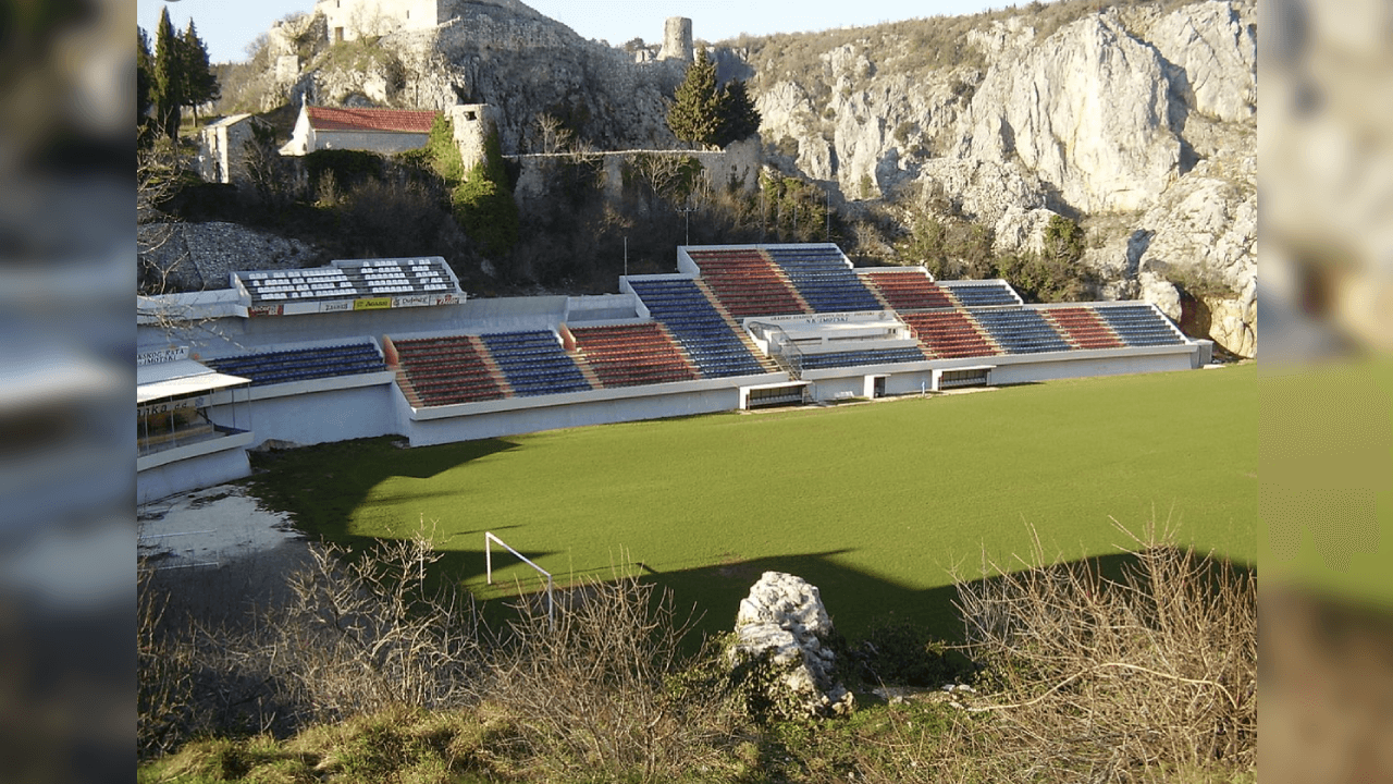 <b>Stadion Gospin Dolac (Croacia)</b>
<br>Quizá no es un escenario tan llamativo por sus paisajes o alrededores, pero ¿Quién habría imaginado poder presenciar el juego sin la necesidaad de pagar un boleto?
