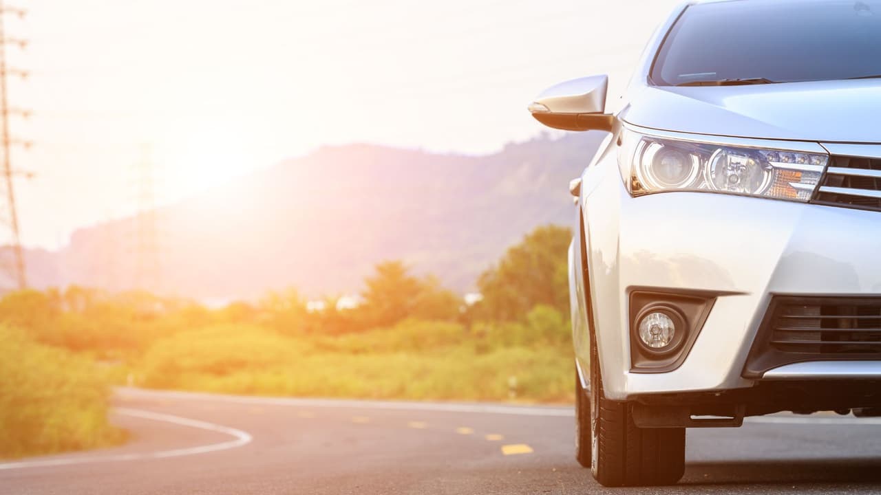 <h3 class="cms-H3-H3">Regla clave para cualquier señal poco común</h3>
<br>
<br>👉🏻 Si la señal es oficial y aplica al tramo que conduces, debes cumplirla.
<br>Aunque no la veas todos los días, e
<b>stá ahí porque ese punto ya presentó un riesgo real.</b>
<br>Reducir la velocidad, no cruzar un peligro señalado y tomar decisiones suele marcar la diferencia
<b> entre llegar a casa o meterse en un problema innecesario.</b>