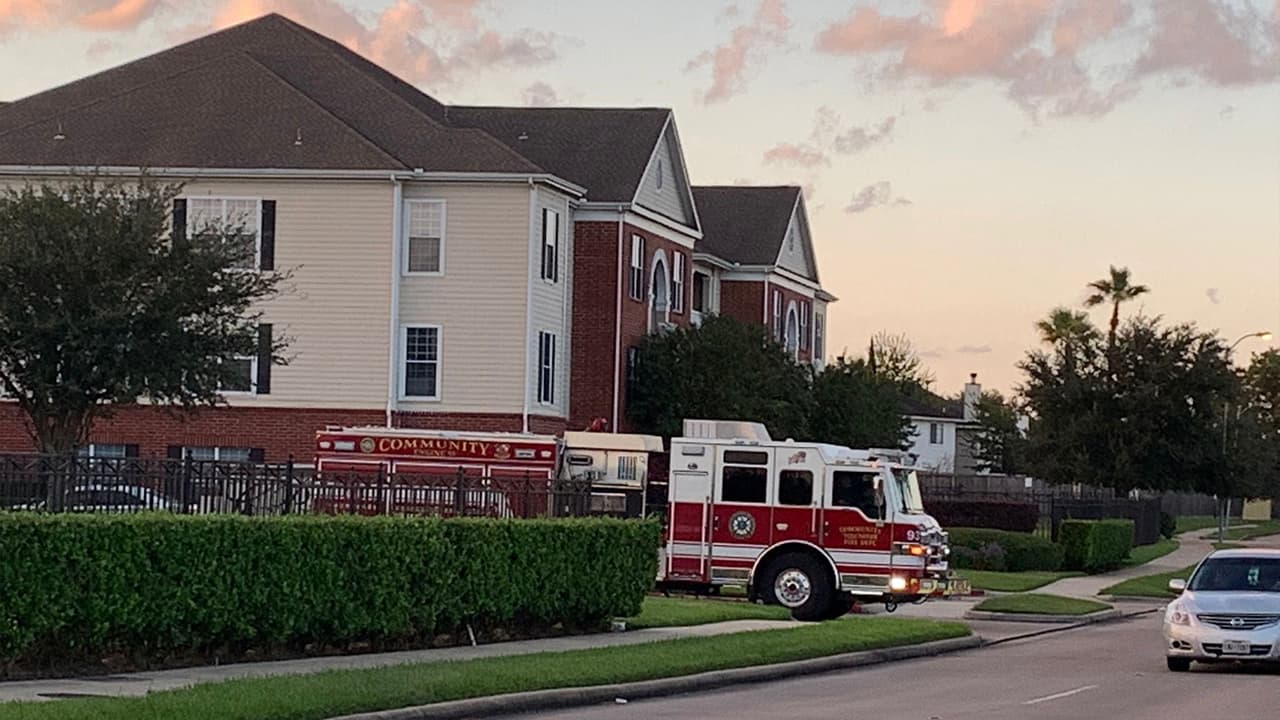 La madre y su novio fueron localizados e interrogados por oficiales del condado Harris. Hasta el lunes en la tarde, no enfrentan cargos y fueron liberados.