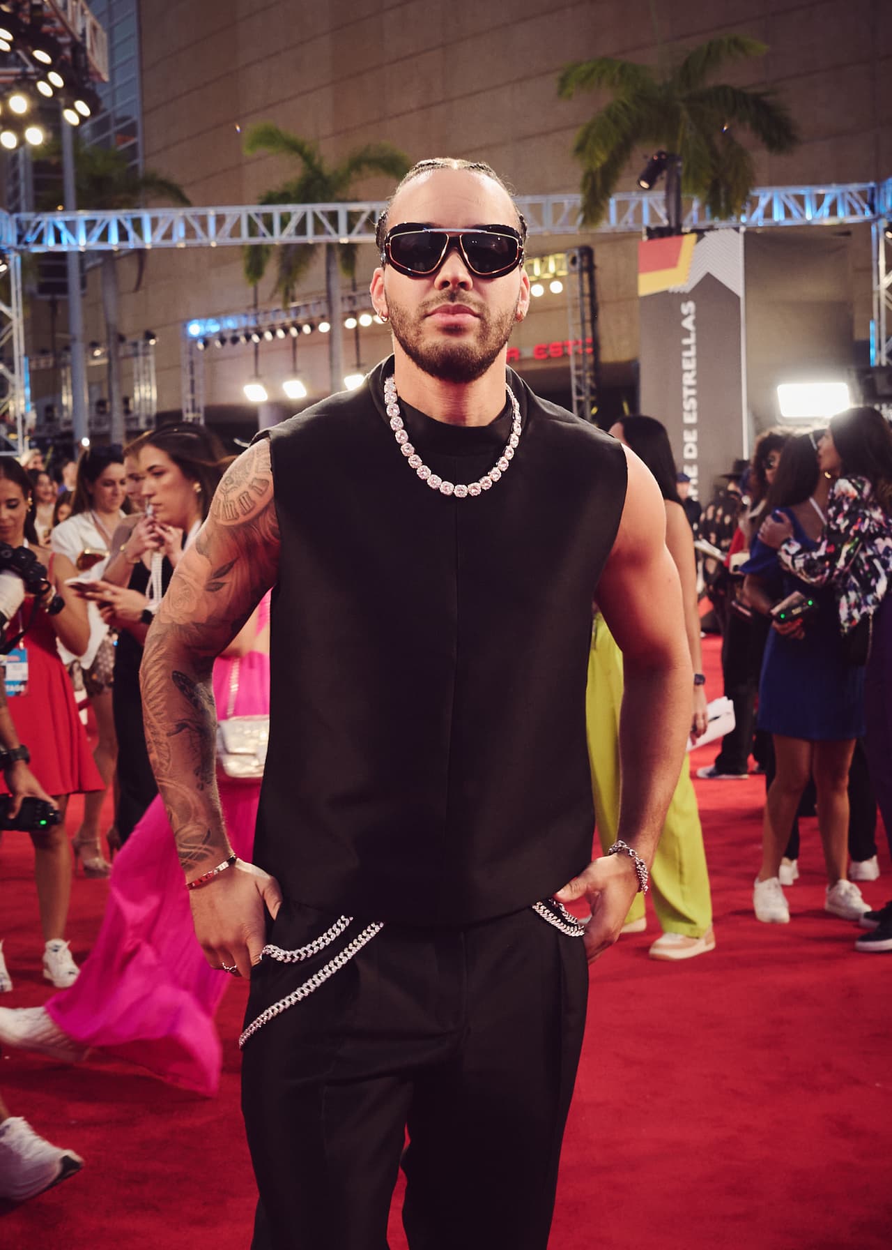 <b>Prince Royce</b> se dejó ver con un look urbano.