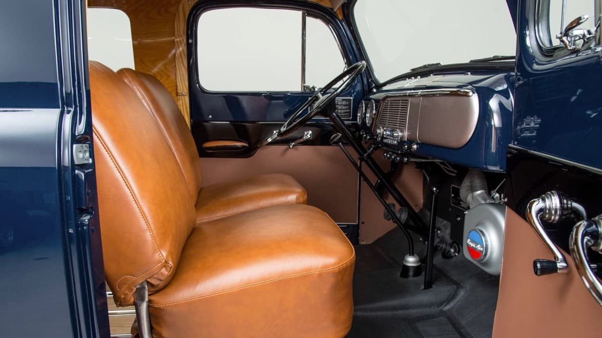 Este modelo particular de la Ford Ranger Marmon-Herrington correspondiente al año 1951, tiene equipamientos de lujo de la época tan extravagantes como 
<b>radio AM</b> y 
<b>aire acondicionado</b>.