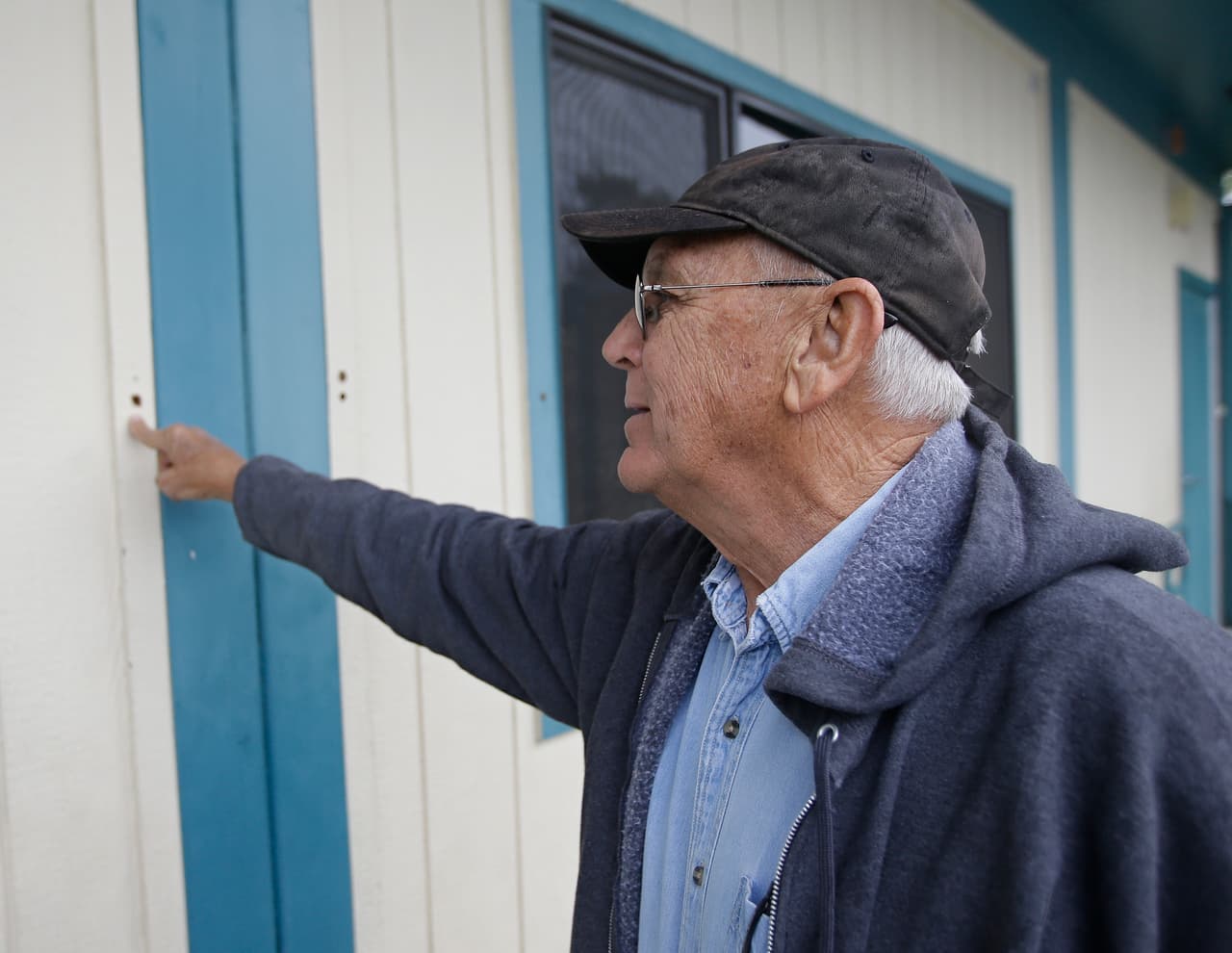 Randy Morehouse, supervisor de mantenimiento y operaciones del distrito escolar de la zona, muestra uno de los agujeros de bala en la escuela primaria Rancho Tehama, uno de los lugares donde disparó Kevin Neal.