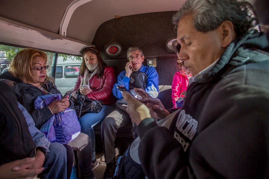 Gente viajando al trabajo por el transporte público de Ciudad de México.